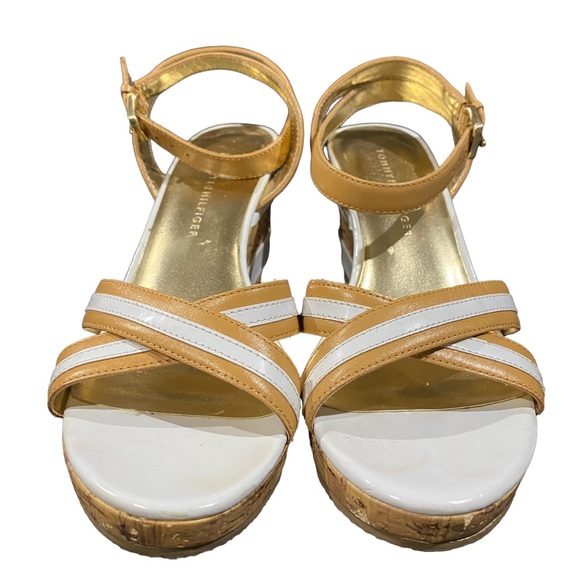 TOMMY HILFIGER Women’s GOLD & WHITE Joliet Strappy Wedge Sandals Heels Size 7M - Picture 2 of 7